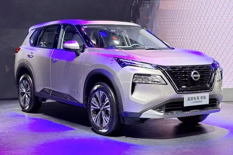 Mãi đến nay, liên doanh Dongfeng - Nissan mới cho ra mắt chiếc xe X-Trail thế hệ mới tại thị trường Trung Quốc với tên gọi khá dài, Dongfeng Nissan Super Hybrid Electric Drive X-Trail. Nhìn chung, xe không có nhiều điểm mới so với Nissan X-Trail e-Power ra mắt 1 năm trước, trừ phần cột C có thêm logo e-Power màu vàng.