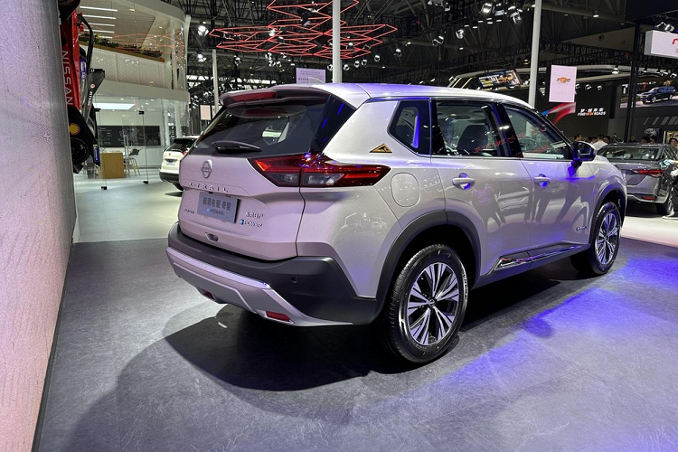 Tổng cộng có 2 mẫu xe SUV Nissan X-Trail e-Power đã được ra mắt tại triển lãm ô tô Trùng Khánh 2023 với mức giá dao động 189.900 DT đến 199.900 NDT (tương đương 624 triệu đồng và 657 triệu đồng), rẻ hơn 23.000 nhân dân tệ (tương đương 75,6 triệu đồng) so với bản cũ. Về ngoại hình, có một chút khác biệt giữa X-Trail e-Power và X-Trail phiên bản nhiên liệu thông thường. 