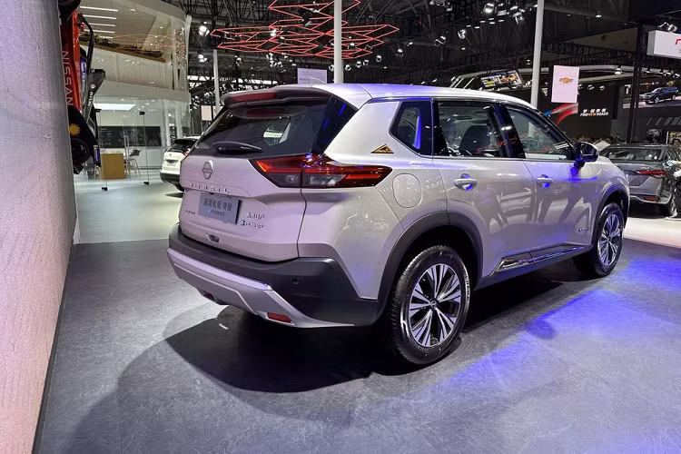 Tổng cộng có 2 mẫu xe SUV Nissan X-Trail e-Power đã được ra mắt tại triển lãm ô tô Trùng Khánh 2023 với mức giá dao động 189.900 DT đến 199.900 NDT (tương đương 624 triệu đồng và 657 triệu đồng), rẻ hơn 23.000 nhân dân tệ (tương đương 75,6 triệu đồng) so với bản cũ. Về ngoại hình, có một chút khác biệt giữa X-Trail e-Power và X-Trail phiên bản nhiên liệu thông thường. 
