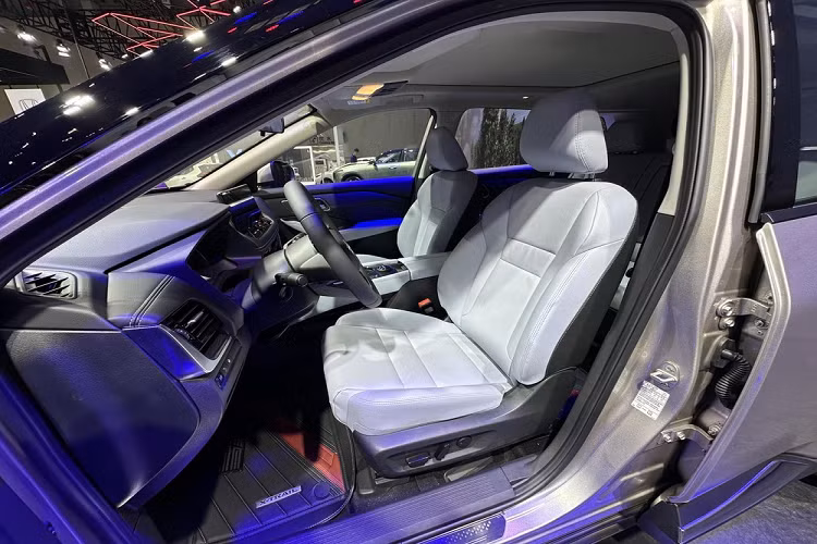 Trên cửa và đuôi xe, bạn sẽ thấy logo độc quyền của e-POWER, có một cánh gió nhỏ trên mái ở phía sau xe, đèn hậu hai bên được sơn đen, viền sau cũng được trang bị trang trí mạ crôm, bộ khuếch tán và bố trí ống xả ẩn. 