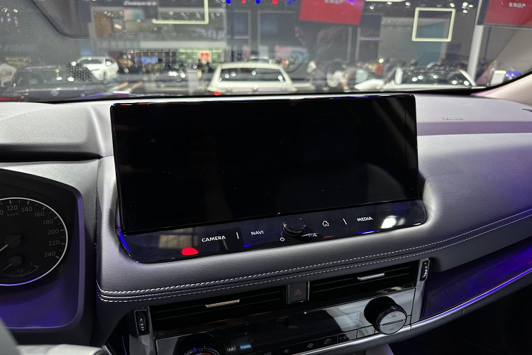 X-Trail e-Power cũng được trang bị cần số điện tử kiểu dáng mới khiến chiếc xe trông rất thời trang và trẻ trung. Đồng thời, xe cũng sẽ bổ sung tông màu xanh lam và thêm đèn xung quanh màu xanh lam "bổ trợ", giúp nâng cao đáng kể trải nghiệm trên xe.