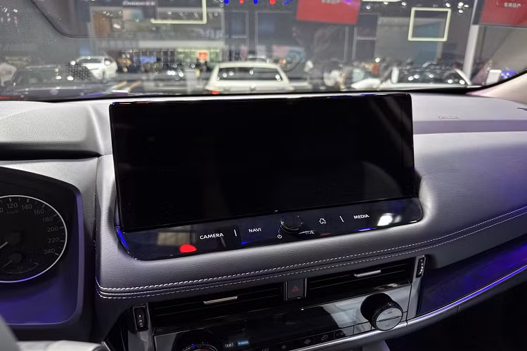 X-Trail e-Power cũng được trang bị cần số điện tử kiểu dáng mới khiến chiếc xe trông rất thời trang và trẻ trung. Đồng thời, xe cũng sẽ bổ sung tông màu xanh lam và thêm đèn xung quanh màu xanh lam "bổ trợ", giúp nâng cao đáng kể trải nghiệm trên xe.