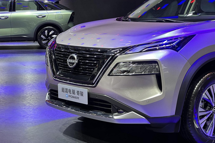 Về sức mạnh, hệ dẫn động X-Trail e-Power sẽ được trang bị hệ thống e-POWER hybrid thế hệ thứ hai, có hệ thống động lực bao gồm động cơ xăng 3 xi-lanh, tăng áp, dung tích 1.5 lít, có công suất tối đa 106kW (khoảng 142 mã lực) và mô-men xoắn cực đại 250 Nm.