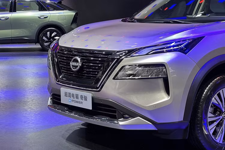 Về sức mạnh, hệ dẫn động X-Trail e-Power sẽ được trang bị hệ thống e-POWER hybrid thế hệ thứ hai, có hệ thống động lực bao gồm động cơ xăng 3 xi-lanh, tăng áp, dung tích 1.5 lít, có công suất tối đa 106kW (khoảng 142 mã lực) và mô-men xoắn cực đại 250 Nm.