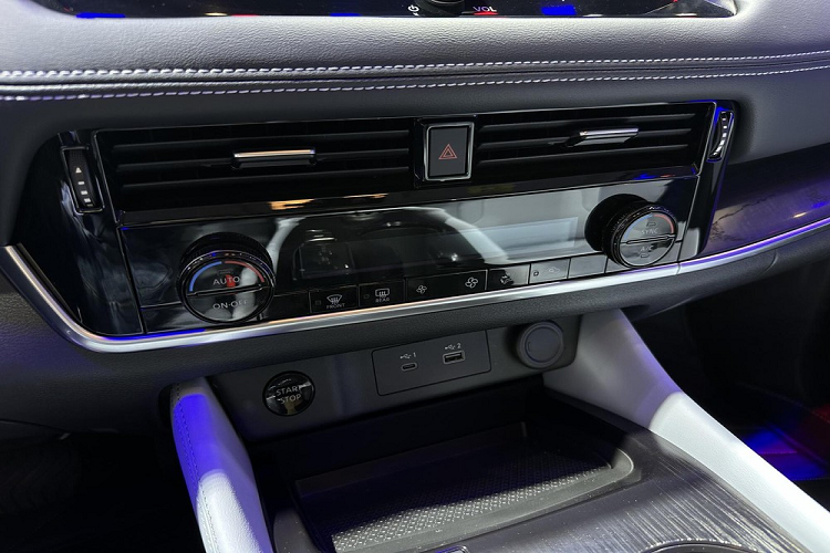 Về nội thất, X-Trail e-Power sử dụng vô-lăng 3 chấu đa chức năng với màn hình điều khiển trung tâm dạng nổi kích thước lớn và cụm đồng hồ full LCD, đều có kích thước 12,3 inch.