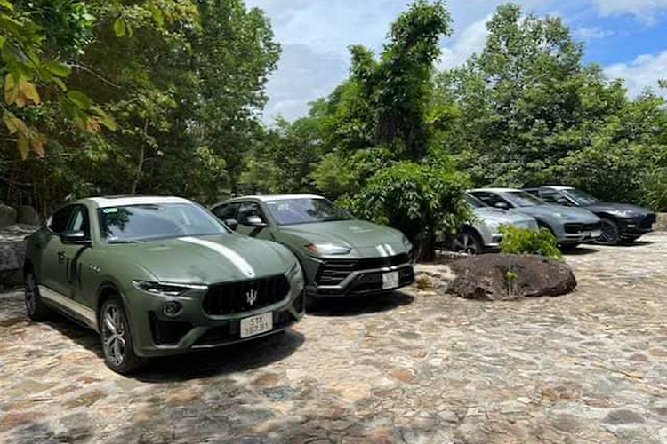 Mới đây, một người chuyên mua, bán siêu xe, xe thể thao, xe sang cho ông Đặng Lê Nguyên Vũ vừa chia sẻ hình ảnh dàn “chân dài” hiệu suất cao, gồm SUV và crossover đang tắm nắng ngoài sân nhà “Qua”. Những hình ảnh này ngay sau khi được đăng tải đã rất nhanh thu hút sự chú ý từ giới mê xe trong nước. Dưới phần bình luận không ít người đã xuýt xoa về độ “chơi” của ông Đặng Lê Nguyên Vũ.