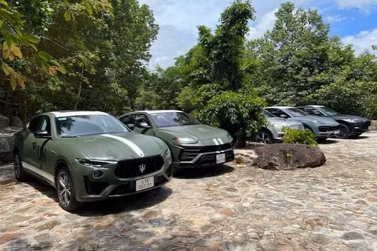 Mới đây, một người chuyên mua, bán siêu xe, xe thể thao, xe sang cho ông Đặng Lê Nguyên Vũ vừa chia sẻ hình ảnh dàn “chân dài” hiệu suất cao, gồm SUV và crossover đang tắm nắng ngoài sân nhà “Qua”. Những hình ảnh này ngay sau khi được đăng tải đã rất nhanh thu hút sự chú ý từ giới mê xe trong nước. Dưới phần bình luận không ít người đã xuýt xoa về độ “chơi” của ông Đặng Lê Nguyên Vũ.