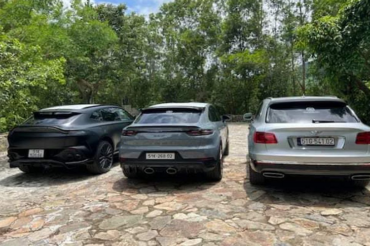 Cuối cùng là mẫu Bentley Bentayga First Edition giới hạn 608 chiếc trên toàn thế giới cũng được mang ra tắm nắng. Con số 608 lấy cảm hứng từ sức mạnh 608 PS (600 mã lực) từ động cơ 6 lít W12. Trước đây, xe được nâng cấp ống thở, la-zăng đa chấu và dán màu xanh quân đội. Tuy nhiên hiện tại, xe được dán màu xám sáng.