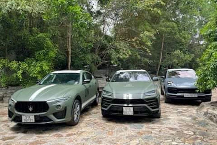 Hình ảnh cho thấy dàn “chân dài” này gồm 5 chiếc SUV hiệu suất cao của Qua Vũ là: Maserati Levante Trofeo, Lamborghini Urus, Porsche Cayenne Turbo GT, Bentley Bentayga W12 và Aston Martin DBX707. Đầu tiên là Maserati Levante Trofeo, siêu xe này khoác lên mình màu xanh quân đội, đi kèm với đó là những điểm nhấn như đường sọc màu trắng. Xe còn được tích hợp bộ la zăng 5 chấu có thiết kế chữ Y, đi kèm 2 tông màu khác nhau với kích thước 21 inch.