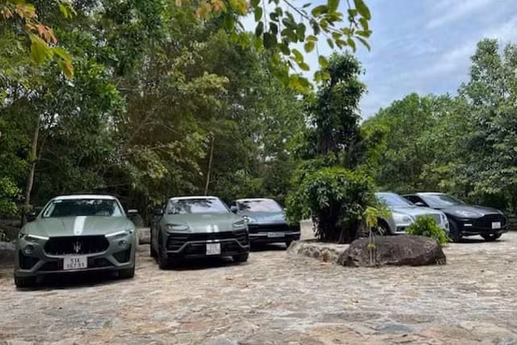 Không chỉ vậy, ông hiện còn được biết đến là “tay chơi xe” khét tiếng nhất Việt Nam khi sở hữu bộ sưu tập xe cực hiếm và cực đắt đỏ. Theo chia sẻ của ông Đặng Lê Nguyên Vũ số lượng xe ông đang sở hữu hiện đã lên tới khoảng 500 chiếc, với số lượng quá nhiều “Qua” thậm chí còn “không nhớ rõ có những xe gì”, đang chú ý trong số đó là dàn SUV trăm tỷ đồng.