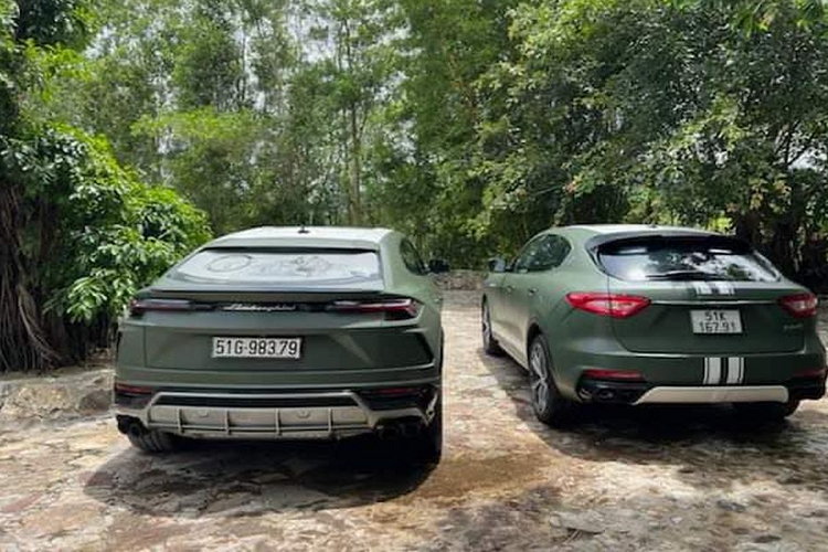 Tiếp đến là mẫu SUV thể thao Lamborghini Urus. Theo tìm hiểu, chiếc xe này nguyên bản có màu sơn vàng nhưng đã được dán decal xanh quân đội theo phong cách của Bộ sưu tập xe Trung Nguyên. Lamborghini Urus là mẫu SUV nhanh nhất thế giới. Mẫu xe này gây ấn tượng với động cơ xăng Biturbo V8 4.0L, cho ra công suất 641 mã lực và 850Nm mô-men xoắn cực đại, cho phép siêu SUV chỉ mất 3,6 giây để tăng tốc từ 0 - 100 km/h, trước khi đạt tốc độ tối đa 305 km/h. Tại Việt Nam, Lamborghini Urus được phân phối chính hãng với mức giá 13,1 tỷ đồng sau thuế.