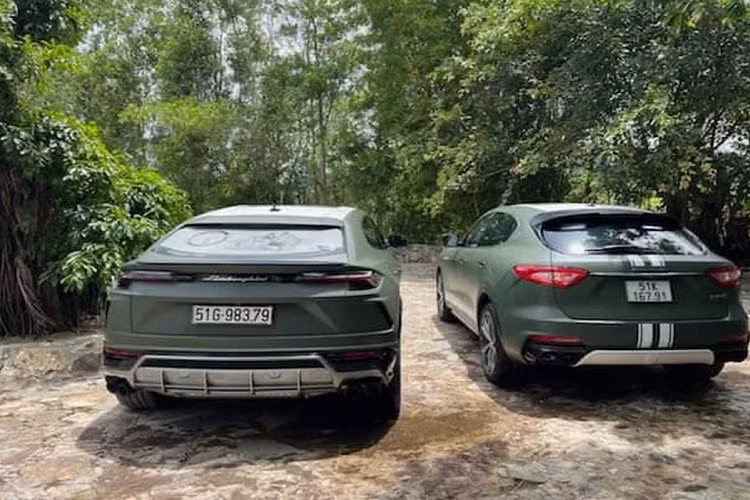 Tiếp đến là mẫu SUV thể thao Lamborghini Urus. Theo tìm hiểu, chiếc xe này nguyên bản có màu sơn vàng nhưng đã được dán decal xanh quân đội theo phong cách của Bộ sưu tập xe Trung Nguyên. Lamborghini Urus là mẫu SUV nhanh nhất thế giới. Mẫu xe này gây ấn tượng với động cơ xăng Biturbo V8 4.0L, cho ra công suất 641 mã lực và 850Nm mô-men xoắn cực đại, cho phép siêu SUV chỉ mất 3,6 giây để tăng tốc từ 0 - 100 km/h, trước khi đạt tốc độ tối đa 305 km/h. Tại Việt Nam, Lamborghini Urus được phân phối chính hãng với mức giá 13,1 tỷ đồng sau thuế.
