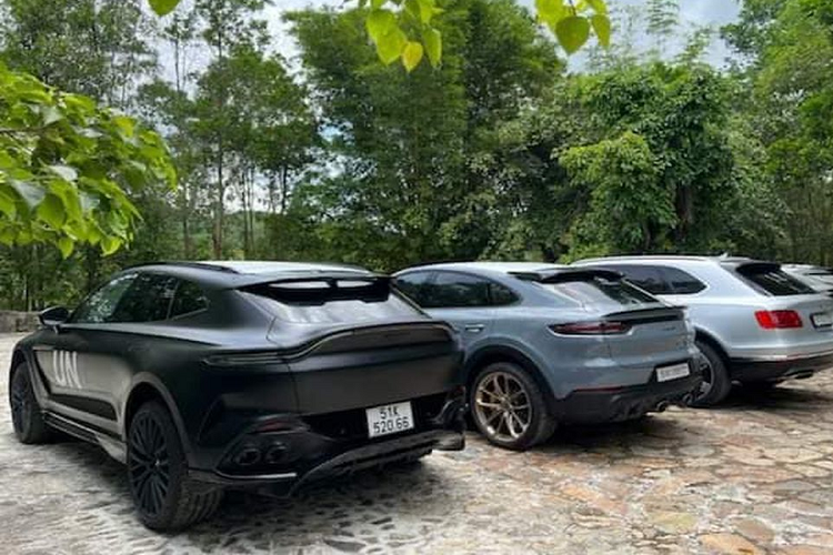Aston Martin DBX707 trong bức ảnh là xe thứ 2 tại Việt Nam. Xe sở hữu màu sơn ngoại thất đen Satin Jet Black huyền bí. Cung cấp “sức mạnh” cho Aston Martin DBX707 là khối động cơ V8 4.0 lít tăng áp kép do thương hiệu AMG cung cấp tương tự như dòng xe DBX tiêu chuẩn. Sau hiệu chỉnh, khối động cơ này đã cho ra mức công suất tăng lên thành 707PS (697 mã lực) và mô-men xoắn cực đại đạt tới 900Nm.