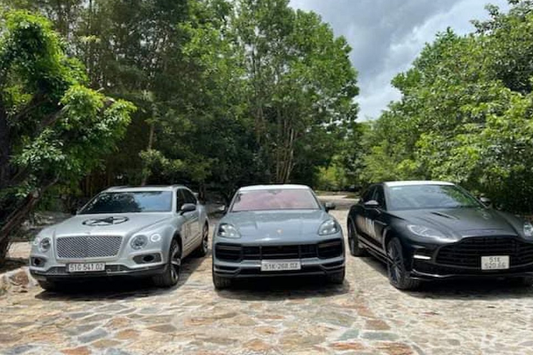 Chiếc Porsche Cayenne Turbo GT trong ảnh có màu sơn ngoại thất xám ánh xanh ở ngoại thất cùng bộ mâm 5 chấu kép, kích thước 22 inch tạo hình cánh hoa cùng cùm phanh màu vàng nổi bật. Xe được trang bị khối động cơ V8, dung tích 4.0L, tăng áp kép đã được tinh chỉnh, sản sinh công suất lên tới 631 mã lực và mô-men xoắn cực đại đạt 849 Nm. Đi kèm hộp số tự động 8 cấp với khả năng sang số nhanh hơn và hệ dẫn động 4 bánh, xe chỉ mất 3,3 giây để tăng tốc lên 100 km/h từ trạng thái tĩnh, trước khi đạt vận tốc tối đa 300 km/h.