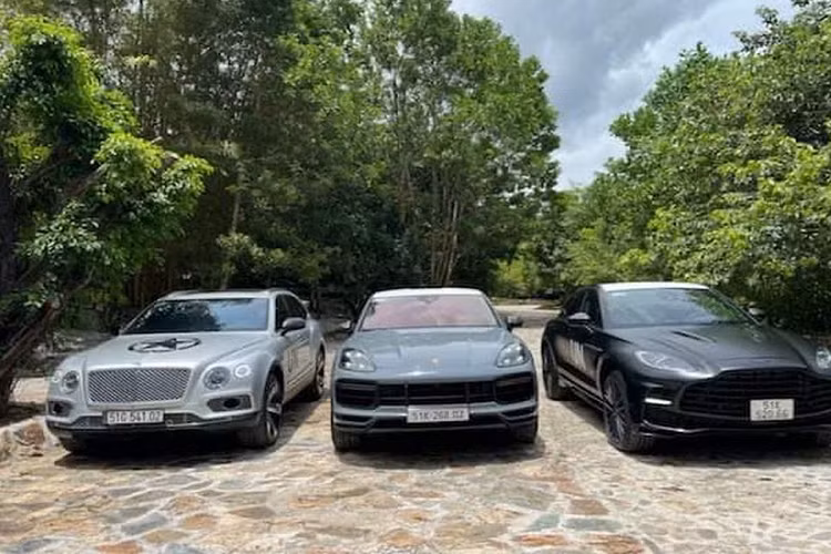 Chiếc Porsche Cayenne Turbo GT trong ảnh có màu sơn ngoại thất xám ánh xanh ở ngoại thất cùng bộ mâm 5 chấu kép, kích thước 22 inch tạo hình cánh hoa cùng cùm phanh màu vàng nổi bật. Xe được trang bị khối động cơ V8, dung tích 4.0L, tăng áp kép đã được tinh chỉnh, sản sinh công suất lên tới 631 mã lực và mô-men xoắn cực đại đạt 849 Nm. Đi kèm hộp số tự động 8 cấp với khả năng sang số nhanh hơn và hệ dẫn động 4 bánh, xe chỉ mất 3,3 giây để tăng tốc lên 100 km/h từ trạng thái tĩnh, trước khi đạt vận tốc tối đa 300 km/h.