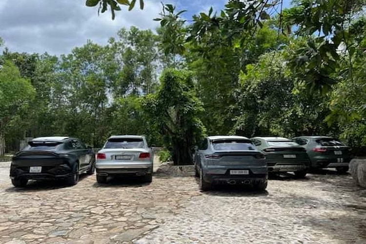 Hình ảnh cho thấy dàn SUV trăm tỷ của Đặng Lê Nguyên Vũ gồm: Maserati Levante Trofeo, Lamborghini Urus, Porsche Cayenne Turbo GT, Bentley Bentayga W12 và Aston Martin DBX707. Đầu tiên là Maserati Levante Trofeo, siêu xe này khoác lên mình màu xanh quân đội, đi kèm với đó là những điểm nhấn như đường sọc màu trắng. Xe còn được tích hợp bộ la zăng 5 chấu có thiết kế chữ Y, đi kèm 2 tông màu khác nhau với kích thước 21 inch.