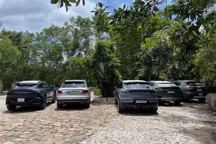 Hình ảnh cho thấy dàn SUV trăm tỷ của Đặng Lê Nguyên Vũ gồm: Maserati Levante Trofeo, Lamborghini Urus, Porsche Cayenne Turbo GT, Bentley Bentayga W12 và Aston Martin DBX707. Đầu tiên là Maserati Levante Trofeo, siêu xe này khoác lên mình màu xanh quân đội, đi kèm với đó là những điểm nhấn như đường sọc màu trắng. Xe còn được tích hợp bộ la zăng 5 chấu có thiết kế chữ Y, đi kèm 2 tông màu khác nhau với kích thước 21 inch.