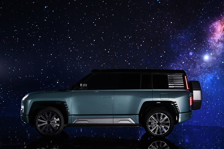 Tất nhiên, xe vẫn có những chi tiết thiết kế riêng của thương hiệu YangWang như lưới tản nhiệt hình chữ nhật đóng kín với mắt lưới đa điểm hình kim cương. Bao quanh lưới tản nhiệt là dải đèn uốn lượn, kéo dài từ nắp ca-pô xuống cản trước. Bên trong dải đèn này còn có cả đèn pha lẫn đèn LED định vị ban ngày hình chữ "L".