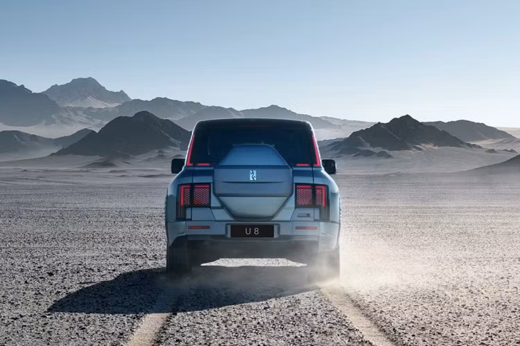 Ngoài ra, mẫu SUV thuần điện cỡ lớn này còn có hệ dẫn động 4 bánh điều khiển điện tử với các tính năng điều hướng mô-men xoắn nâng cao. Theo BYD, hệ dẫn động 4 bánh của YangWang U8 có khả năng xử lý nhanh hơn gấp 100 lần so với các hệ thống thông thường.