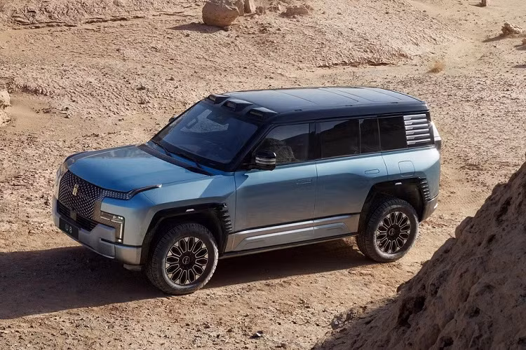 Được phát triển dựa trên khung gầm hình thang như những mẫu SUV truyền thống, YangWang U8 có kích thước khá lớn với chiều dài 5.300 mm và chiều dài cơ sở 3.050 mm. Như vậy, mẫu SUV Trung Quốc này có kích thước ngang ngửa Land Rover Defender 130 mới ra mắt Việt Nam.