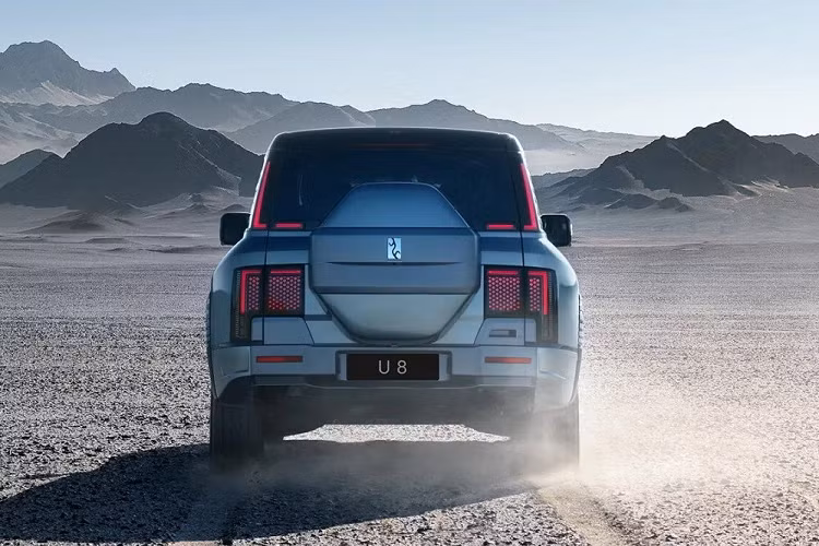 Nằm bên dưới lưới tản nhiệt là 2 hốc gió, được ngăn cách bằng chi tiết hình cái cờ lê trên cản trước. Vòng sang bên sườn, chúng ta sẽ bắt gặp hốc bánh vuông vức, bộ vành hợp kim 20 inch, tay nắm cửa nằm chìm vào thân xe, nẹp màu bạc "cơ bắp" trên bậc cửa, nóc sơn màu đen thẳng thớm và cột D được trang trí bằng những chi tiết mạ crôm để làm điểm nhấn.