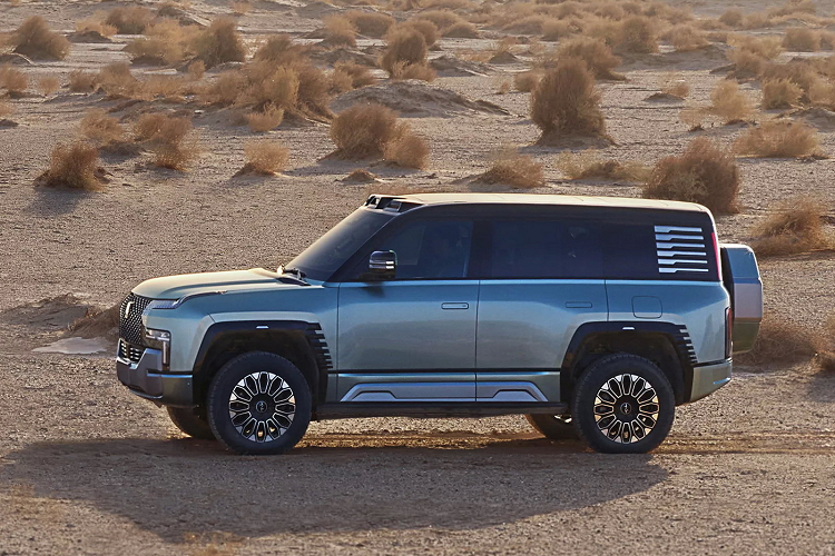 Tổng cộng, xe sở hữu công suất lên đến hơn 1.100 mã lực, cho phép xe tăng tốc từ 0-100 km/h trong thời gian 3 giây. Hiện hãng BYD chưa công bố thông tin về pin và quãng đường di chuyển sau 1 lần sạc của YangWang U8. Chỉ biết rằng, xe sẽ dùng công nghệ pin Blade của hãng mẹ BYD.