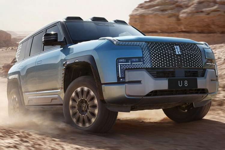 Nằm bên trong khung gầm này là công nghệ truyền động 4 mô-tơ điện có tên Yisifang do BYD tự phát triển. Theo hãng BYD, công nghệ này sẽ được áp dụng tiêu chuẩn cho mọi mẫu xe mang thương hiệu YangWang. Ở U8, mỗi mô-tơ điện sẽ tạo ra công suất tối đa từ 295 - 322 mã lực và mô-men xoắn cực đại từ 320 - 420 Nm.