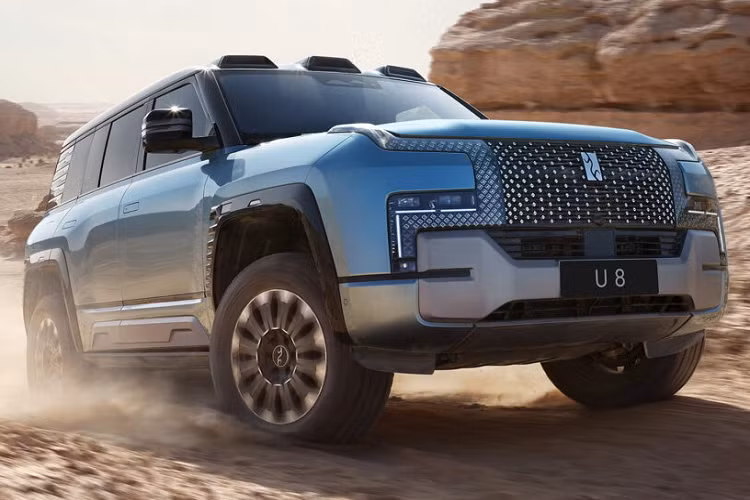 Nằm bên trong khung gầm này là công nghệ truyền động 4 mô-tơ điện có tên Yisifang do BYD tự phát triển. Theo hãng BYD, công nghệ này sẽ được áp dụng tiêu chuẩn cho mọi mẫu xe mang thương hiệu YangWang. Ở U8, mỗi mô-tơ điện sẽ tạo ra công suất tối đa từ 295 - 322 mã lực và mô-men xoắn cực đại từ 320 - 420 Nm.