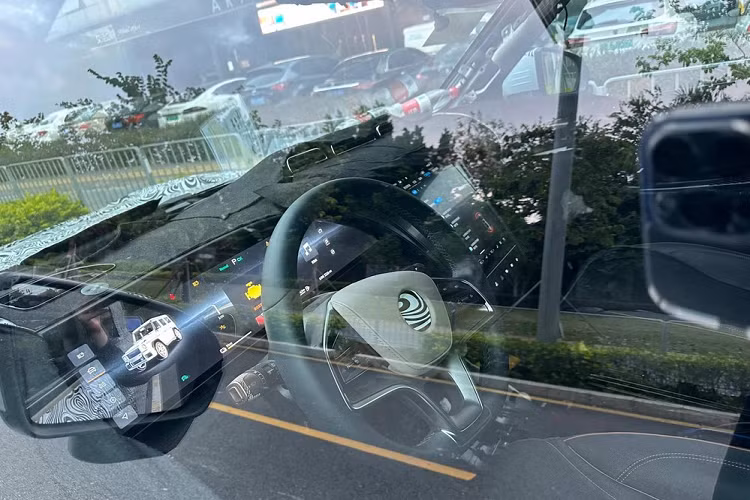 Đằng sau, YangWang U8 được trang bị dải đèn hình chữ "L" ở hai bên kính chắn gió trong khi cụm đèn hậu cỡ lớn nằm bên dưới. Trên cửa cốp còn có lốp dự phòng với vỏ bên ngoài hình lục giác.