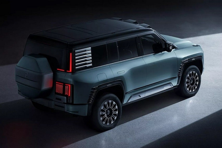 Đáng tiếc là hãng BYD chưa công bố hình ảnh nội thất của YangWang U8. Tuy nhiên, những hình ảnh chụp xe trên đường thử cho thấy YangWang U8 sẽ được trang bị bảng đồng hồ kỹ thuật số với màn hình LCD kéo dài, nối liền với màn hình cảm ứng trung tâm. Bên cạnh đó là vô lăng 3 chấu, tích hợp phím chức năng.