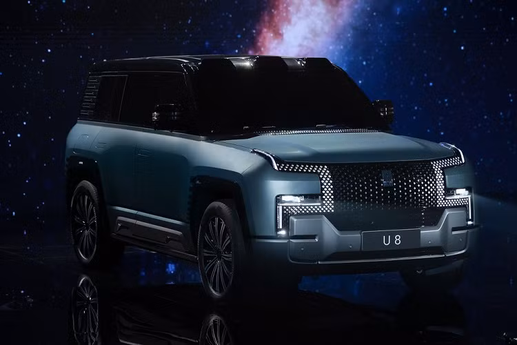 Được định vị là xe việt dã thuần điện hạng sang, YangWang U8 kết hợp giữa thiết kế rắn rỏi, hầm hố với cách bố trí 4 mô-tơ điện cùng công nghệ hỗ trợ khả năng off-road phức tạp. Bên ngoài, YangWang U8 khiến nhiều người liên tưởng đến dòng SUV việt dã hạng sang Land Rover Defender.