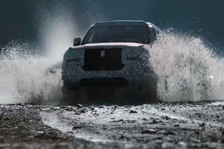 Thêm vào đó là tính năng quay đầu tại chỗ, chế độ di chuyển sang ngang như cua bò, tương tự xe điện GMC Hummer EV của Mỹ, và chế độ nổi trên mặt nước nhờ thân xe hàn kín, chống nước. Tất nhiên, xe không thể thiếu những chế độ lái off-road khác. Hãng BYD khẳng định mẫu SUV điện hạng sang này có thể tiếp tục chạy ở vận tốc 120 km/h ngay cả khi bị thủng lốp.