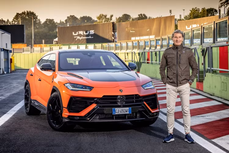 Tên gọi Tecnica mang hơi thở của sự tân tiến về mặt hiệu quả kỹ thuật, ngoại hình lẫn nội thất, chiếc xe mang những đường nét đậm hơi thở khí động học, sự ổn định và dễ dàng sử dụng.