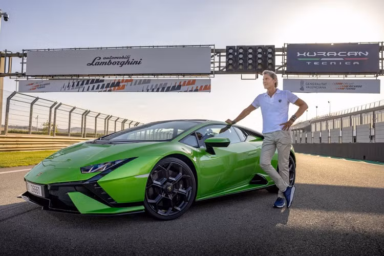 Xét về khía cạnh sản phẩm, 2022 là một năm đầy tin tức mới, bắt đầu từ tháng 4 với sự kiện ra mắt Huracan Tecnica, mẫu xe dẫn động cầu sau với thế hệ động cơ V10 mới nhất được phát triển dành cho những khách hàng đang tìm kiếm khả năng vận hành tuyệt hảo với niềm vui trên những cung đường đua lẫn đường đô thị.