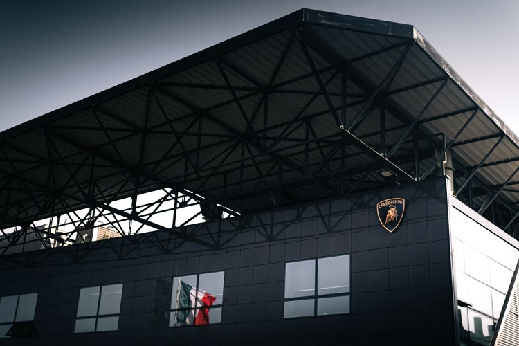 Với những con số cụ thể, Automobili Lamborghini tiếp tục phá vỡ những kỷ lục và năm 2022 chứng kiến những số liệu doanh thu cao nhất từ trước tới giờ: 9.233 chiếc xe được bán ra toàn cầu, tăng 10% so với năm 2021.