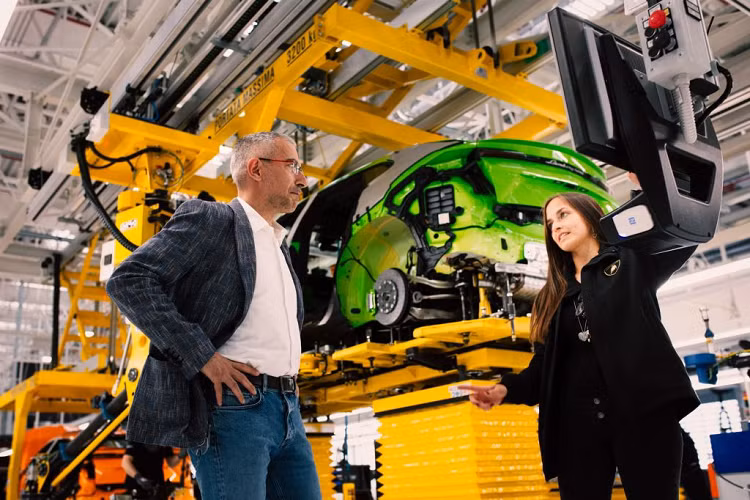 Xét về khía cạnh mẫu mã xe, dòng xe Lamborghini Urus Super SUV một lần nữa dẫn đầu doanh số (5.367 xe bàn giao, tăng 7%), tiếp theo sau là Huracan (3.113 xe, tăng 20%) và Aventador (với 753 xe được bàn giao – đây cũng là mẫu xe không được sản xuất kẻ từ tháng 9/2022).