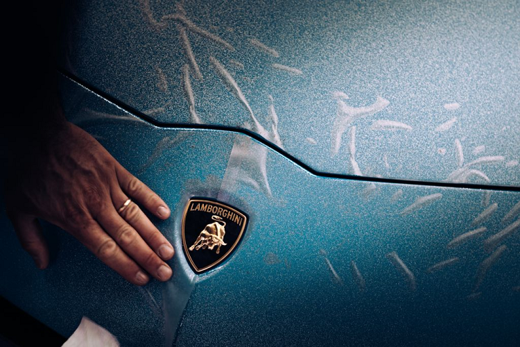 Doanh số bán hàng tại các thị trường trọng điểm nhìn chung đều tăng so với 2021, trong đó, Hoa Kỳ vẫn giữ vị trí dẫn đầu (2.721 chiếc xe được bàn giao, tăng 10%), tiếp theo là trung Quốc – Hong Kong – Macau (với 1.018 xe được bàn giao, tăng 9%), Đức (808 xe bàn giao, tăng 14%), Anh (650 xe, tăng 15%) và Nhật Bản (546 xe, tăng 22%).