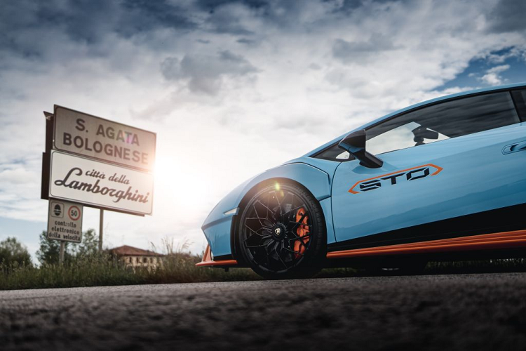 Trong lĩnh lực nhân sự, thương hiệu cũng nhận được chứng nhận IDEM khi là công ty đầu tiên trong lĩnh vực sản xuất ô tô cam kết về quyền bình đẳng giới.