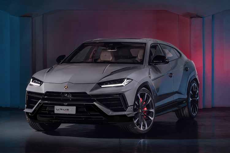 Urus Performante cũng phá vỡ kỷ lục dành cho một chiếc SUV được sản xuất trên đường đua Pikes Peak International Hill Climb, với khả năng tăng tốc từ 0 -100 km/h chỉ trong 3,3 giây và quãng đường phanh từ 100 – 0 km/h là 32,9 m.