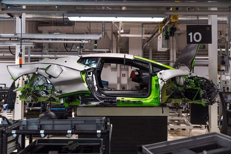 Những sinh viên tham gia chương trình này có cơ hội được thụ hưởng và trang bị những kỹ năng môn chuyên và kỹ thuật có trình độ sáng tạo cao, đồng thời cũng nhận được bằng tốt nghiệp giáo dục nghề nghiệp 5 năm nhờ vào phương pháp kết hợp giữa những lớp hợp lý thuyết và trải nghiệm thực tế tại công ty.