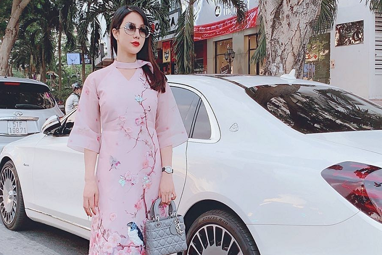 Ngoài các mẫu xe liệt kê ở trên, vợ chồng Diệp Lâm Anh còn từng sở hữu rất nhiều mẫu xe khác, chẳng hạn như Porsche Panamera, xe siêu sang Mercedes-Maybach S450, Jaguar XJ Ultimate bản giới hạn 30 chiếc dành cho thị trường Bắc Mỹ, chỉ đúng 1 xe xuất hiện tại Việt Nam hay Kia Carnival 2022 .