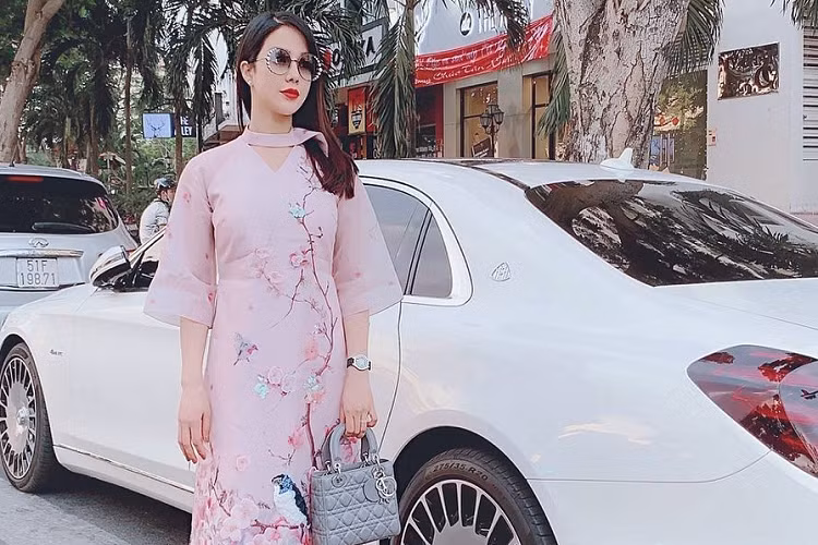 Ngoài các mẫu xe liệt kê ở trên, vợ chồng Diệp Lâm Anh còn từng sở hữu rất nhiều mẫu xe khác, chẳng hạn như Porsche Panamera, xe siêu sang Mercedes-Maybach S450, Jaguar XJ Ultimate bản giới hạn 30 chiếc dành cho thị trường Bắc Mỹ, chỉ đúng 1 xe xuất hiện tại Việt Nam hay Kia Carnival 2022 .