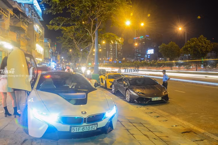 Thậm chí những lời ngôn tình, món quà hay màn rước dâu toàn siêu xe của Diệp Lâm Anh và Nghiêm Đức đã được cư dân mạng "đào lại", bàn tán sôi nổi trên mạng xã hội. Trong đó, vào sáng ngày 5/5/2018, Diệp Lâm Anh đã chính thức làm nàng dâu của nhà Nghiêm Đức, chú rể khi đó còn điều dàn xe rất đắt tiền để rước dâu.