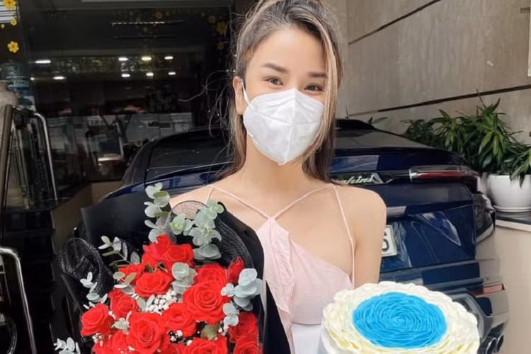 Nhờ đó mà chiếc xe thể thao BMW i8 có thời gian tăng tốc từ vị trí xuất phát lên 100km/h chỉ trong khoảng thời gian 4,4 giây trước khi đạt vận tốc tối đa 250 km/h. Chỉ với động cơ điện, chiếc xe thể thao BMW i8 có thể hoàn thành quãng đường dài 35km và đạt vận tốc tối đa 120km/h.