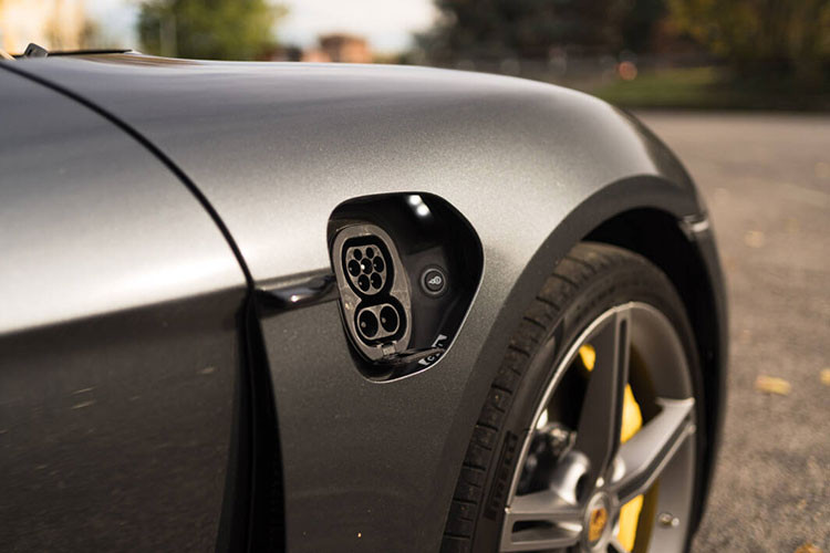 Bằng cách sử dụng ma trận chất điện phân rắn thay cho chất điện phân lỏng nằm trong thiết bị phân tách, những loại pin này không chỉ nhẹ hơn mà còn nhỏ gọn hơn. Việc thiếu chất lỏng sẽ làm cho loại pin này ổn định hơn và giảm thiểu nguy cơ xảy ra hỏa hoạn.