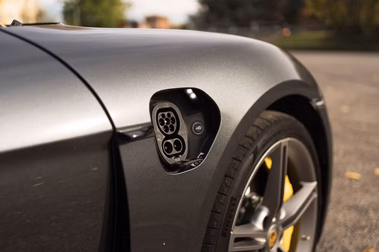 Bằng cách sử dụng ma trận chất điện phân rắn thay cho chất điện phân lỏng nằm trong thiết bị phân tách, những loại pin này không chỉ nhẹ hơn mà còn nhỏ gọn hơn. Việc thiếu chất lỏng sẽ làm cho loại pin này ổn định hơn và giảm thiểu nguy cơ xảy ra hỏa hoạn.