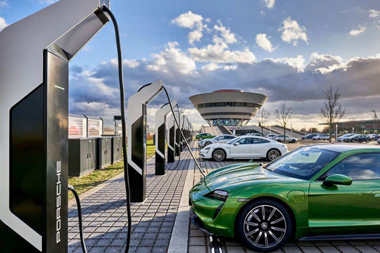 Xe điện không phải là không có khuyết điểm, nhưng công nghệ pin đang ở giai đoạn sơ khai và một vài đột phá lớn sẽ thay đổi đáng kể nhận thức của người dùng.