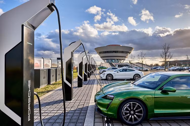 Xe điện không phải là không có khuyết điểm, nhưng công nghệ pin đang ở giai đoạn sơ khai và một vài đột phá lớn sẽ thay đổi đáng kể nhận thức của người dùng.