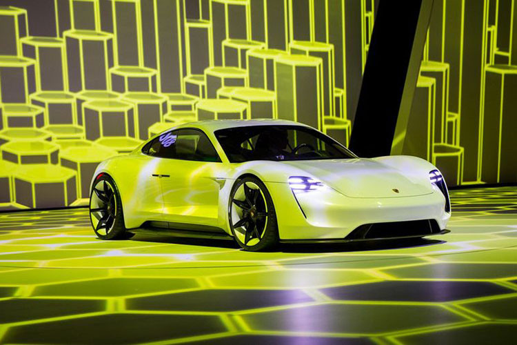 Theo một báo cáo được đăng tải trên Tạp chí Kỹ thuật của Porsche, các chuyên gia đã chia sẻ về công nghệ pin tương lai cũng như kế hoạch phát triển các mẫu xe Porsche Taycan hay Macan chạy điện. Theo Tiến sĩ Falko Schappacher, Giám đốc Thương mại và Kỹ thuật của Trung tâm Nghiên cứu Pin MEET tại Đại học Munster, trong tương lai cực dương silicon có thể tăng dung lượng pin lên gấp 10 lần và cho phép thời gian sạc dưới 15 phút.