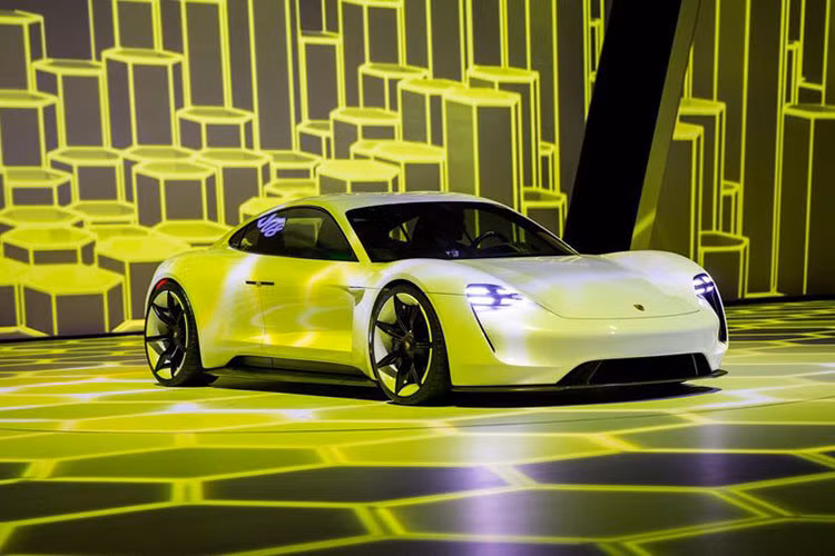 Theo một báo cáo được đăng tải trên Tạp chí Kỹ thuật của Porsche, các chuyên gia đã chia sẻ về công nghệ pin tương lai cũng như kế hoạch phát triển các mẫu xe Porsche Taycan hay Macan chạy điện. Theo Tiến sĩ Falko Schappacher, Giám đốc Thương mại và Kỹ thuật của Trung tâm Nghiên cứu Pin MEET tại Đại học Munster, trong tương lai cực dương silicon có thể tăng dung lượng pin lên gấp 10 lần và cho phép thời gian sạc dưới 15 phút.